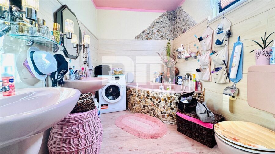 Solides Ein- bis Zweifamilienhaus mit großer Terrasse, Nebengebäude und opulenten Gartenbereich - EG Badezimmer Wanne / Dusche